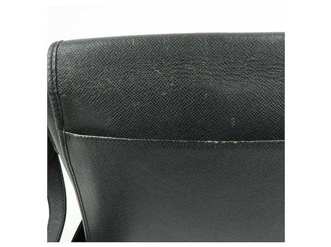 Borsa a tracolla Louis Vuitton Taiga Andrei in pelle Ardoise M32482 - vista 17