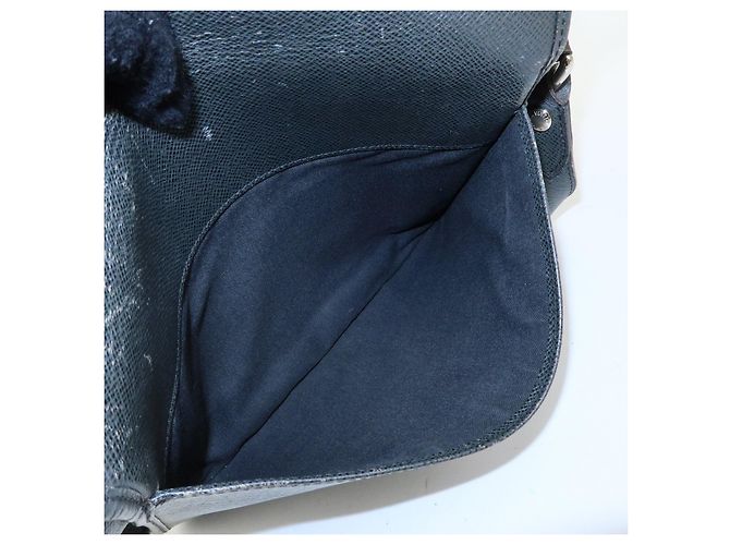 Borsa a tracolla Louis Vuitton Taiga Andrei in pelle Ardoise M32482 - vista 18