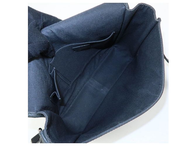 Borsa a tracolla Louis Vuitton Taiga Andrei in pelle Ardoise M32482 - vista 21