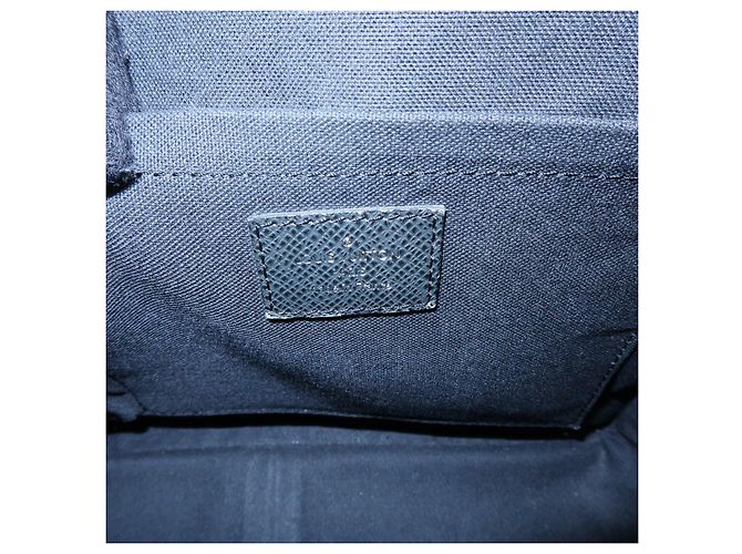 Borsa a tracolla Louis Vuitton Taiga Andrei in pelle Ardoise M32482 - vista 23