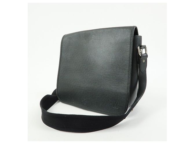 Borsa a tracolla Louis Vuitton Taiga Andrei in pelle Ardoise M32482 - vista 3