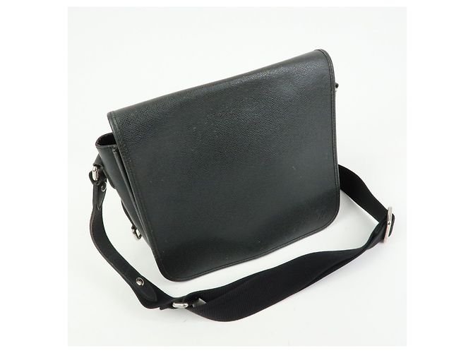 Borsa a tracolla Louis Vuitton Taiga Andrei in pelle Ardoise M32482 - vista 4
