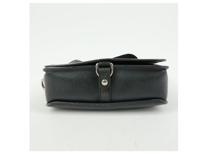 Borsa a tracolla Louis Vuitton Taiga Andrei in pelle Ardoise M32482 - vista 5