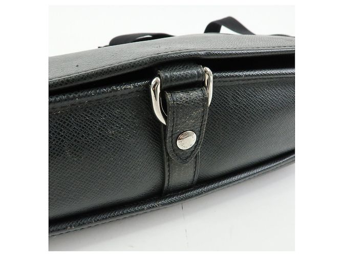 Borsa a tracolla Louis Vuitton Taiga Andrei in pelle Ardoise M32482 - vista 6