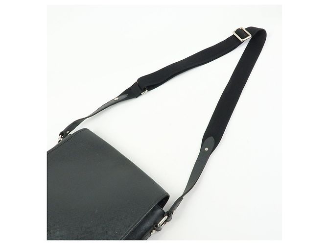 Borsa a tracolla Louis Vuitton Taiga Andrei in pelle Ardoise M32482 - vista 7