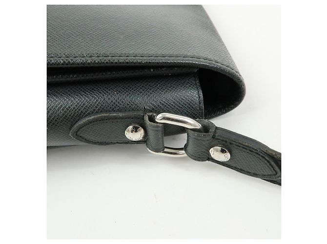 Borsa a tracolla Louis Vuitton Taiga Andrei in pelle Ardoise M32482 - vista 8