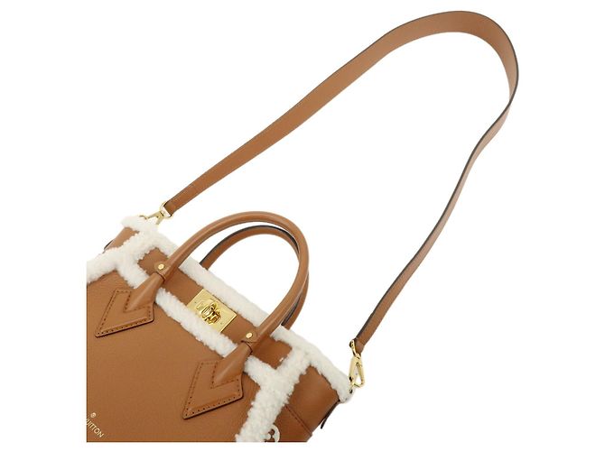 Louis Vuitton Monogram Tuffetage OnMySide PM Shearling 2Way Bag M58918 - vista 4