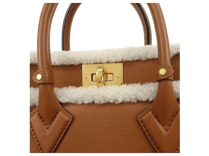 Louis Vuitton Monogram Tuffetage OnMySide PM Shearling 2Way Bag M58918 - vista 9