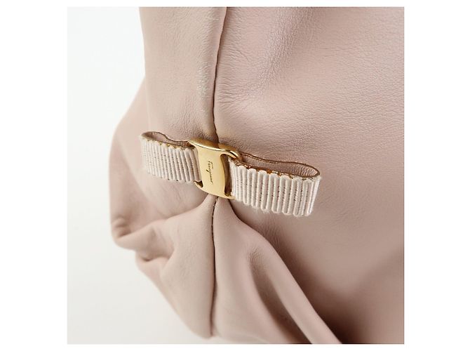 Salvatore Ferragamo Borsa a tracolla in pelle con catena e fiocco Ferragamo Vara Pink - vista 15