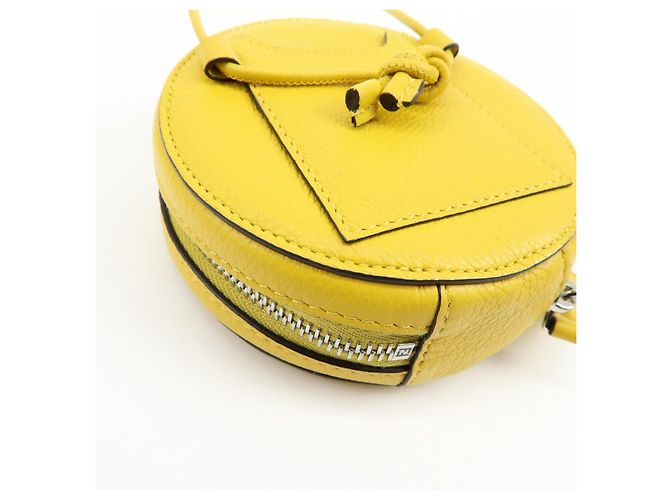 Borsa a spalla rotonda in pelle con zip e logo FENDI FF Gialla 7M0359 - vista 10