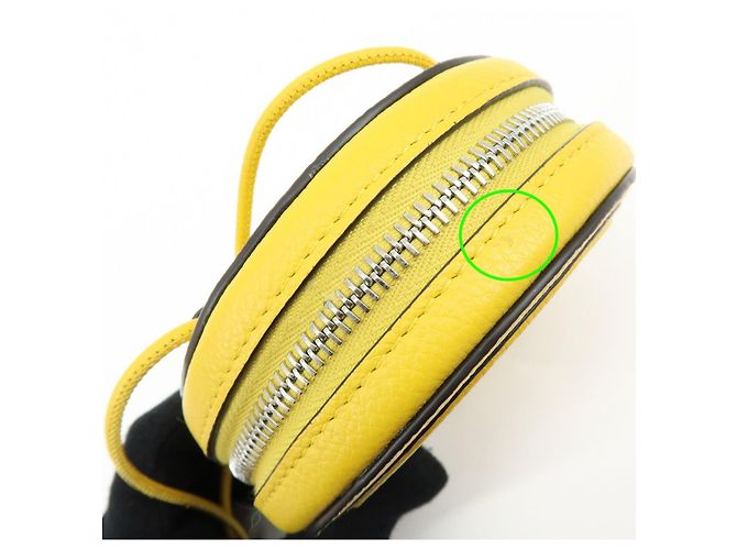 Borsa a spalla rotonda in pelle con zip e logo FENDI FF Gialla 7M0359 - vista 17