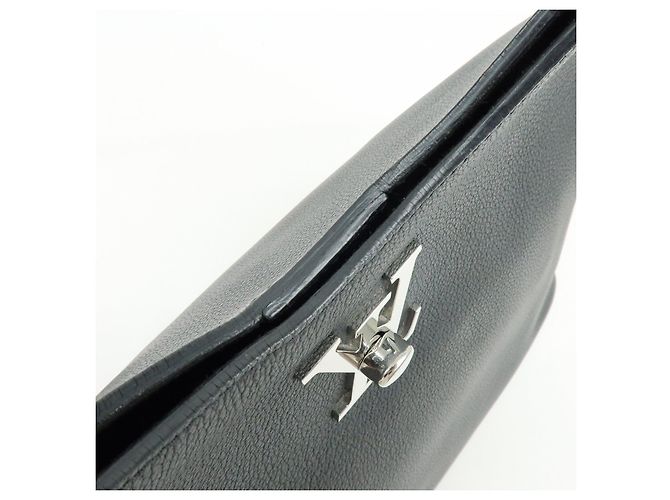 Louis Vuitton Lockme Hobo Borsa a Spalla e a Mano in Pelle Noir M52776 - vista 18
