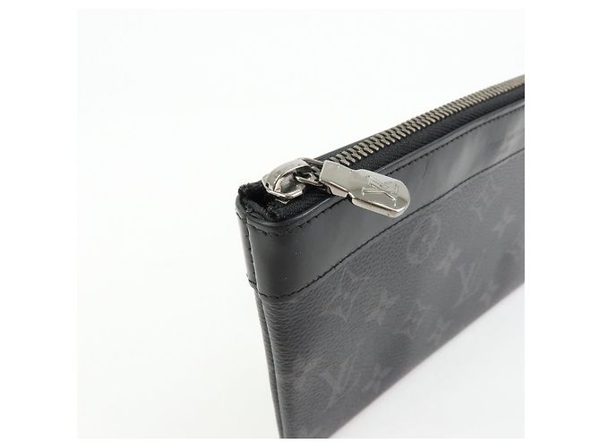 Louis Vuitton Monogram Eclipse Pochette Discovery PM M44323 - vista 11