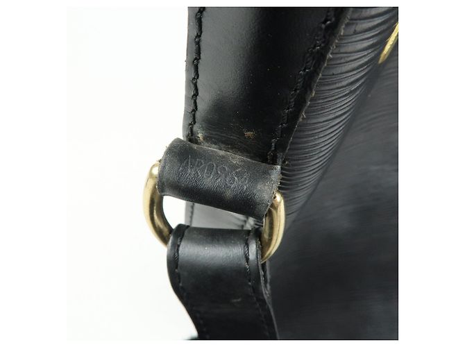 Borsa a tracolla Louis Vuitton Epi Petit Noe Noir Black M59012 - vista 24