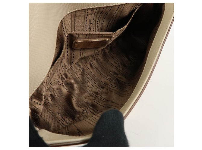 Salvatore Ferragamo Borsa a tracolla e borsa a mano Ferragamo Gancini in pelle con catena, Light Beige - vista 22