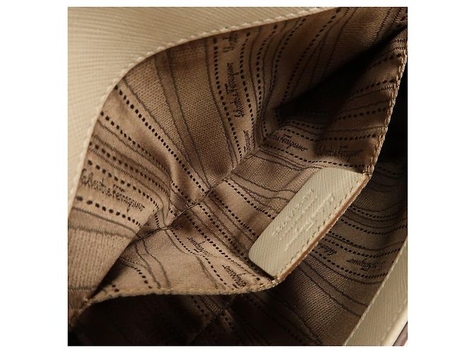 Salvatore Ferragamo Borsa a tracolla e borsa a mano Ferragamo Gancini in pelle con catena, Light Beige - vista 23