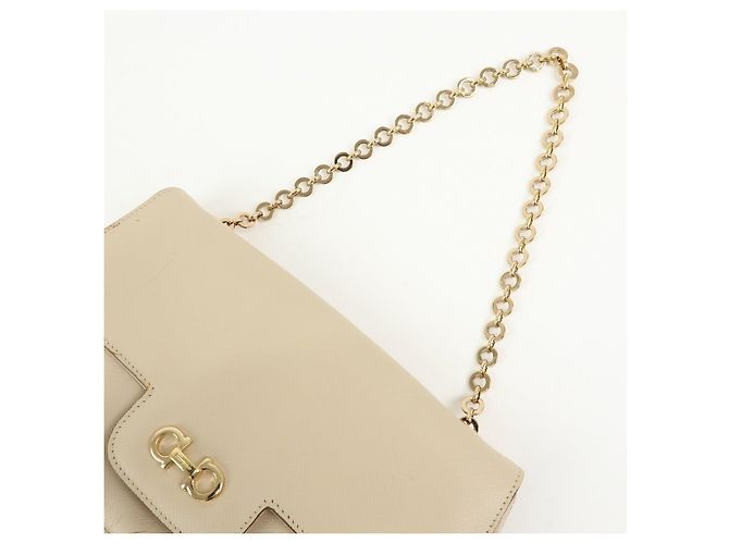 Salvatore Ferragamo Borsa a tracolla e borsa a mano Ferragamo Gancini in pelle con catena, Light Beige - vista 6