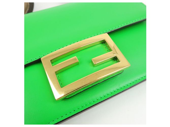 Borsa a spalla Fendi Flat Baguette in pelle Verde Marrone 8BS039 - vista 14