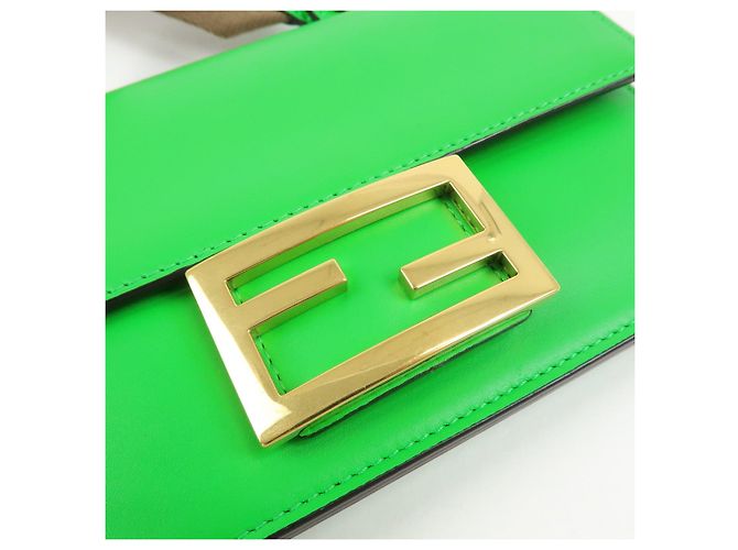 Borsa a spalla Fendi Flat Baguette in pelle Verde Marrone 8BS039 - vista 17