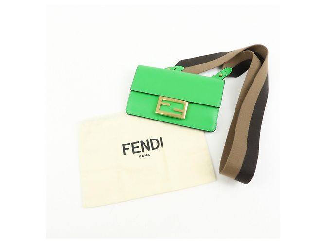 Borsa a spalla Fendi Flat Baguette in pelle Verde Marrone 8BS039 - vista 22