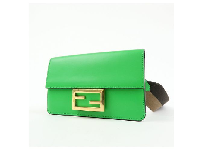 Borsa a spalla Fendi Flat Baguette in pelle Verde Marrone 8BS039 - vista 3