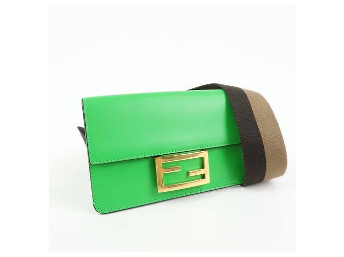 Borsa a spalla Fendi Flat Baguette in pelle Verde Marrone 8BS039 - vista 4