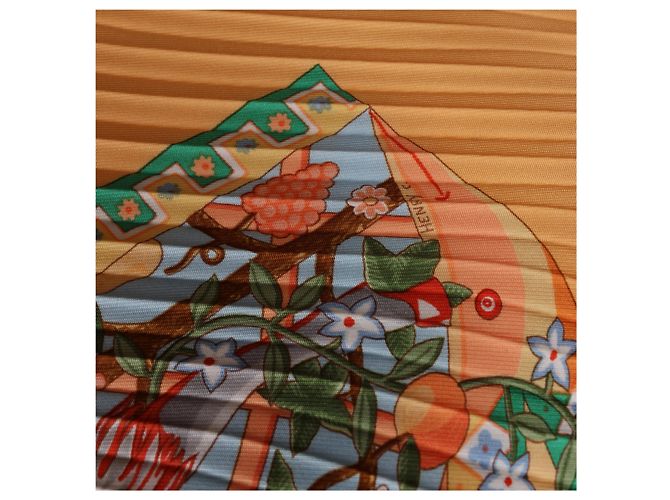 Hermès Carre 90 "Axis Mundi" Plissé Seidentuch in Orange - Ansicht 10