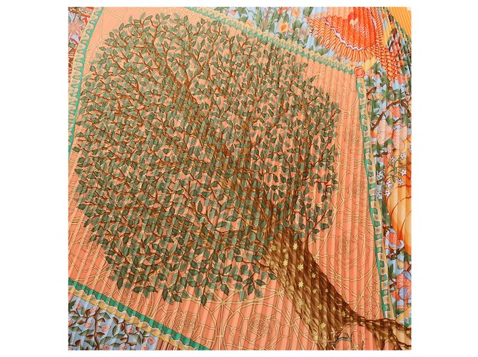 Hermès Carre 90 "Axis Mundi" Plissé Seidentuch in Orange - Ansicht 13