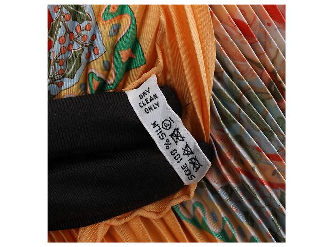 Hermès Carre 90 "Axis Mundi" Plissé Seidentuch in Orange - Ansicht 15