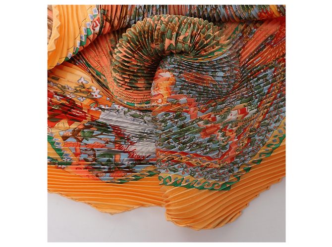 Hermès Carre 90 "Axis Mundi" Plissé Seidentuch in Orange - Ansicht 4