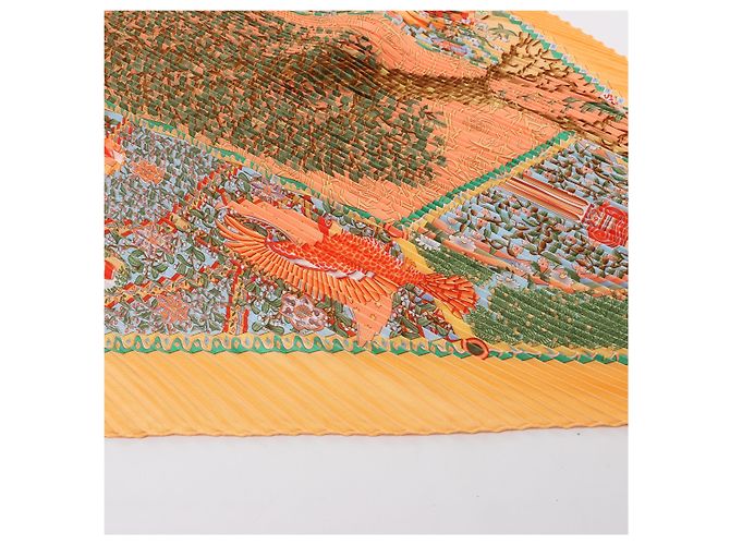 Hermès Carre 90 "Axis Mundi" Plissé Seidentuch in Orange - Ansicht 7