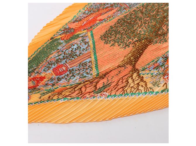 Hermès Carre 90 "Axis Mundi" Plissé Seidentuch in Orange - Ansicht 8