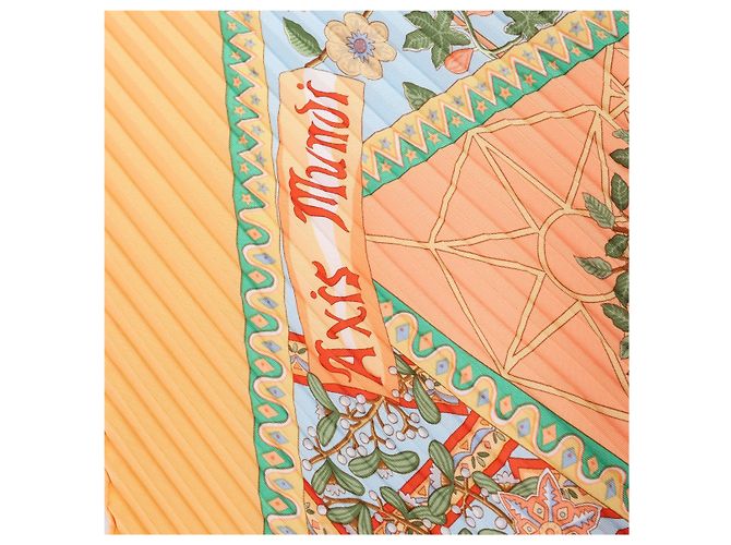 Hermès Carre 90 "Axis Mundi" Plissé Seidentuch in Orange - Ansicht 9
