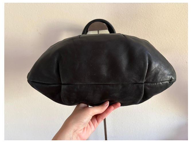 Sac à main Prada en cuir noir - vue 10