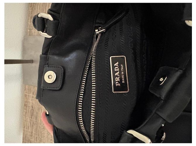 Sac à main Prada en cuir noir - vue 11