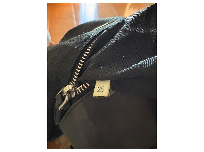 Sac à main Prada en cuir noir - vue 14