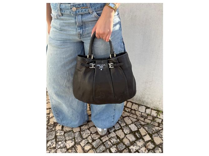 Sac à main Prada en cuir noir - vue 2