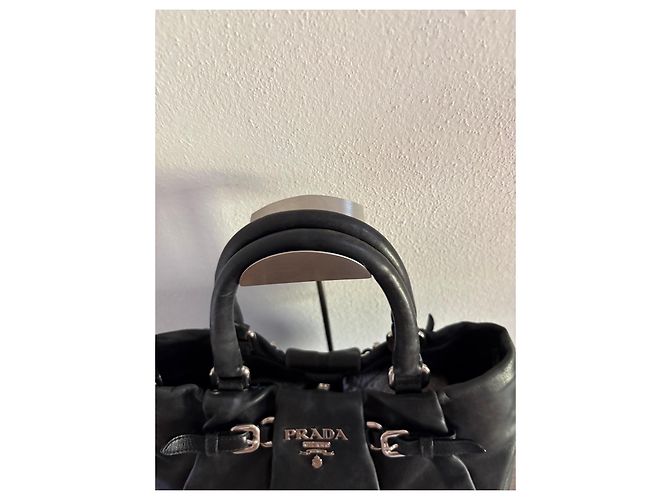 Sac à main Prada en cuir noir - vue 9
