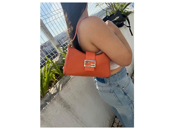 Borsa a spalla Fendi Baguette Corallo - vista 2