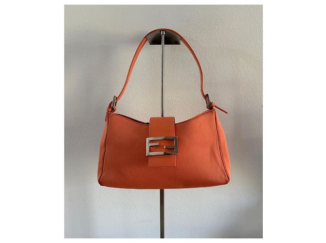 Borsa a spalla Fendi Baguette Corallo - vista 3