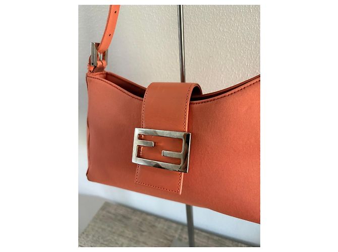 Borsa a spalla Fendi Baguette Corallo - vista 4