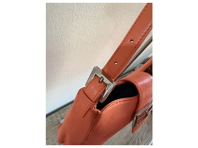 Borsa a spalla Fendi Baguette Corallo - vista 6
