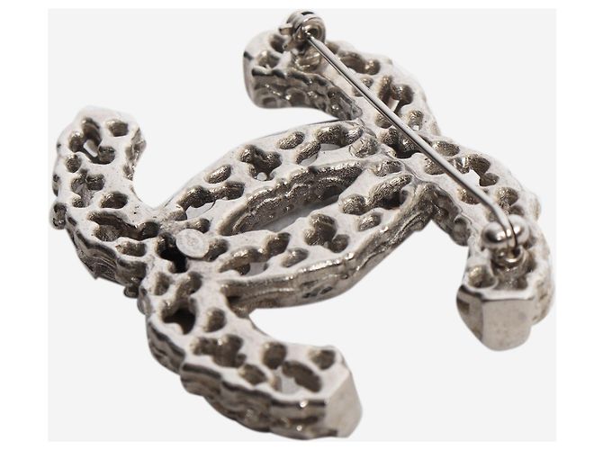 Chanel Silberne strukturierte CC-Brosche mit Openwork-Design - Ansicht 2