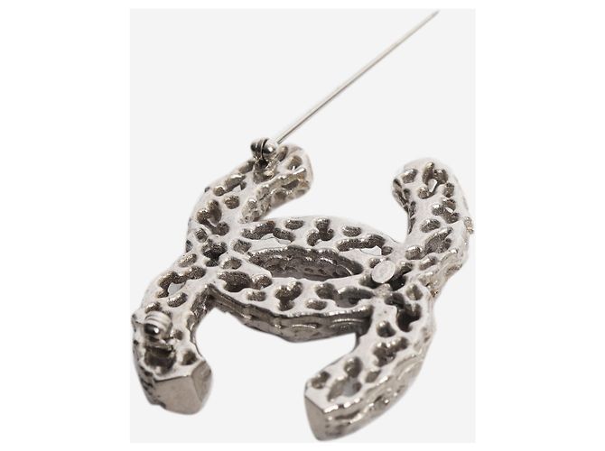 Chanel Silberne strukturierte CC-Brosche mit Openwork-Design - Ansicht 3
