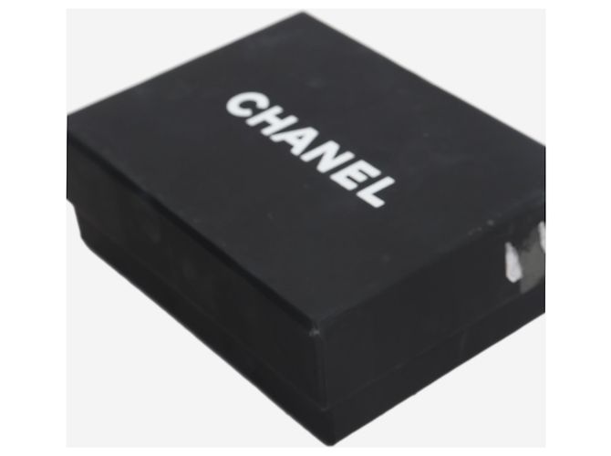 Chanel Silberne strukturierte CC-Brosche mit Openwork-Design - Ansicht 4