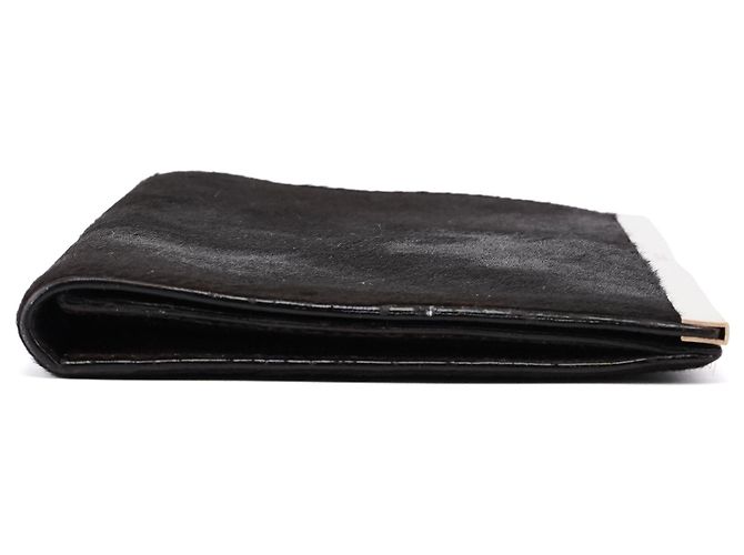 Gucci Clutch in pelliccia nera con placca dorata - vista 3