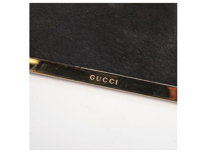 Gucci Clutch in pelliccia nera con placca dorata - vista 4