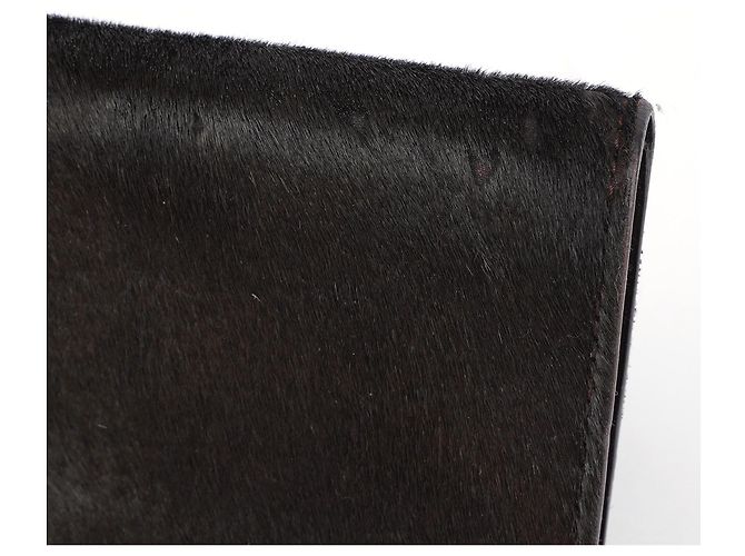Gucci Clutch in pelliccia nera con placca dorata - vista 5