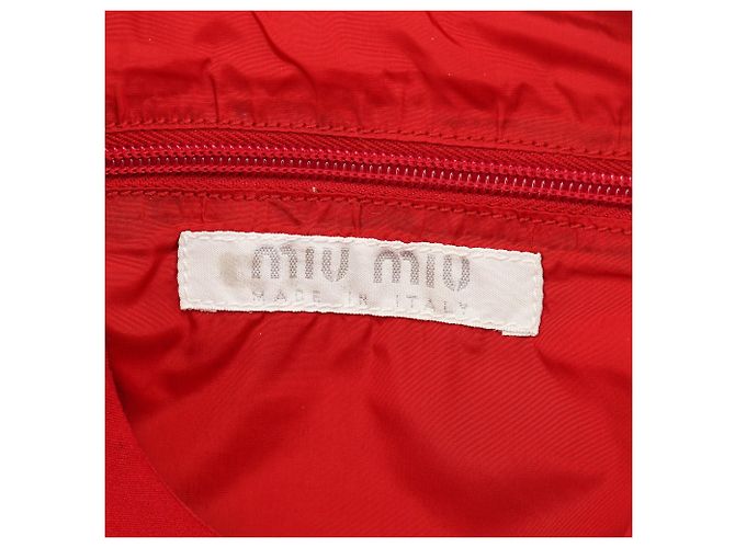 Miu Miu Vintage rote Nylon-Schultertasche - Ansicht 11