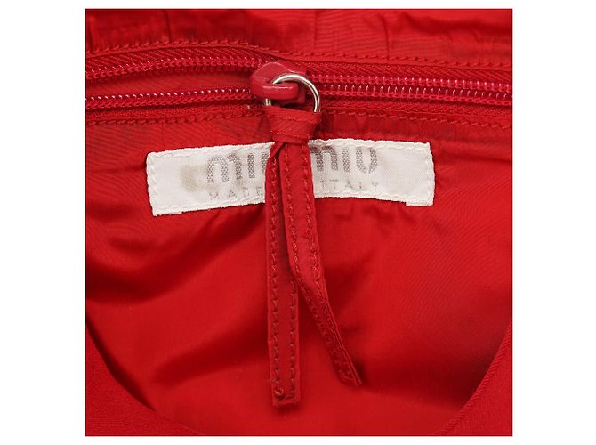 Miu Miu Vintage rote Nylon-Schultertasche - Ansicht 12